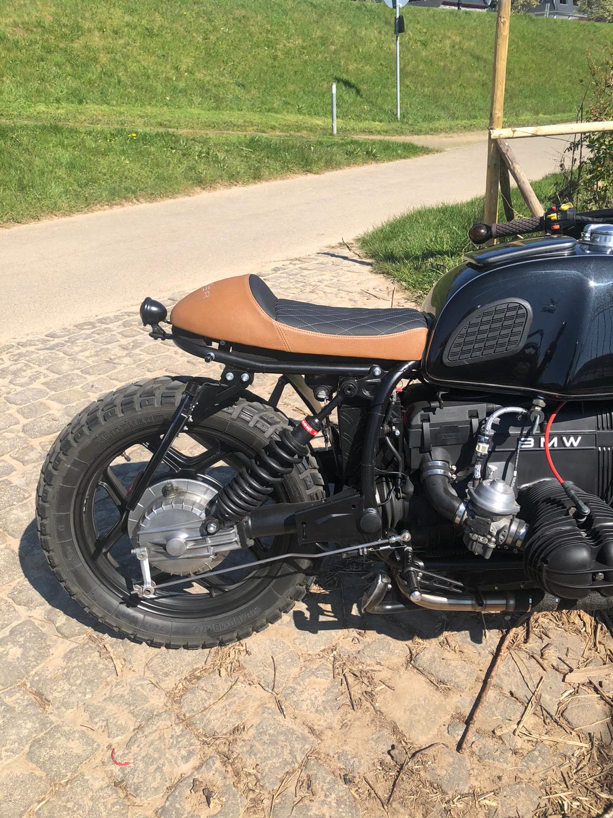 Cafe-Racer Motorrad schwarz-braune Sitzbank seitlich