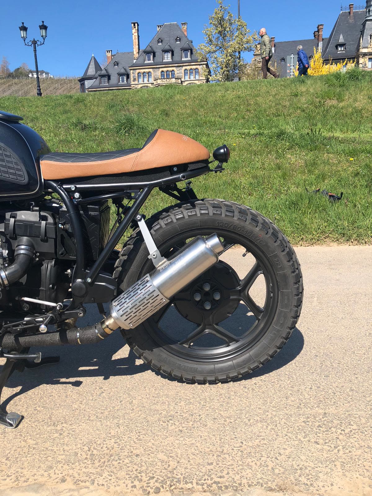 Motorrad Heckansicht Sitzbank vor Schloss
